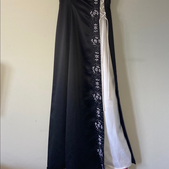 Black and white elegant dress with small flowers - Picture 2 of 3